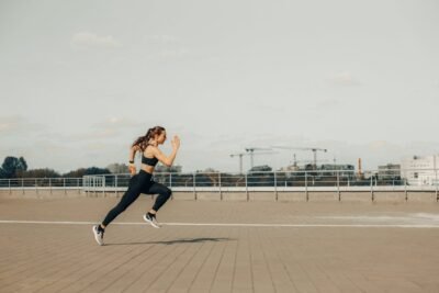 Na imagem, mulher praticando exercícios físicos